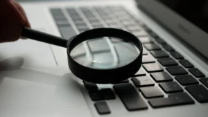 Förstoringsglas bredvid en laptop