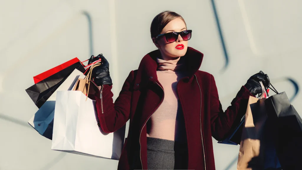 Kvinna med shoppingkassar