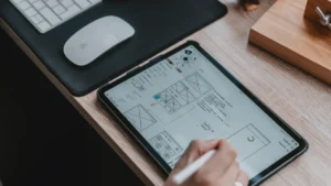 Person designar på en surfplatta med penna
