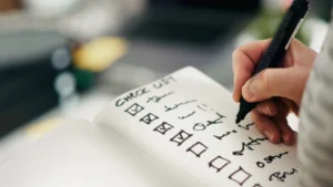 Person bockar av punkter på en checklista