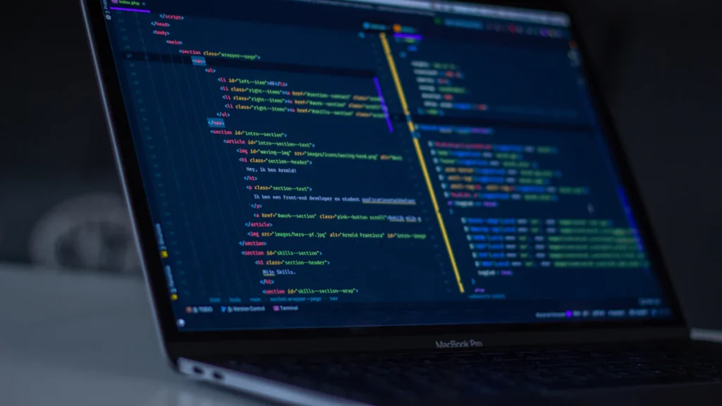 Laptop som visar programkod