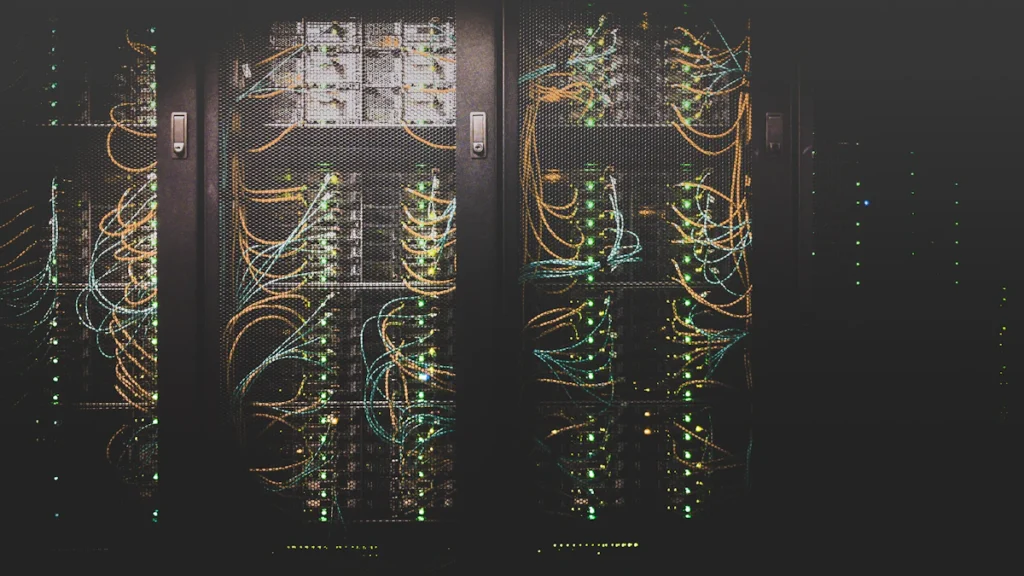 Nätverkskablar i ett serverrum