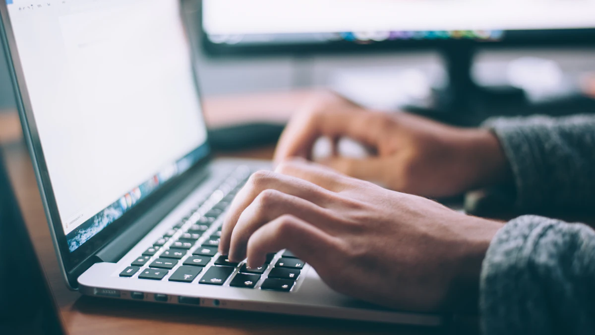 Person skriver ett blogginlägg på sin laptop
