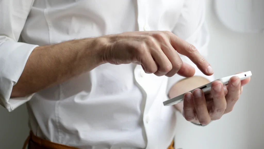 Person söker i sin mobiltelefon