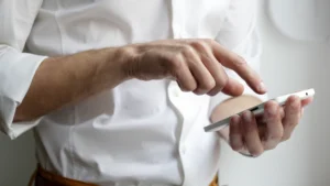 Person söker i sin mobiltelefon
