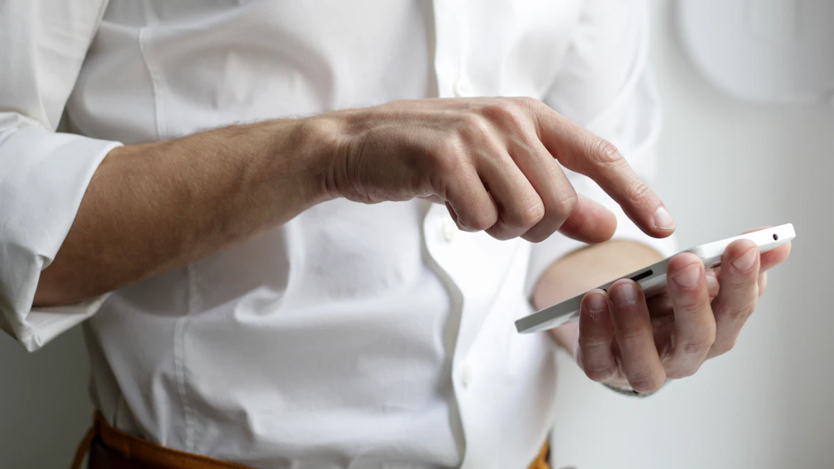 Person söker efter ett lokalt företag i mobilen