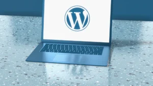 Laptop som visar WordPress-loggan
